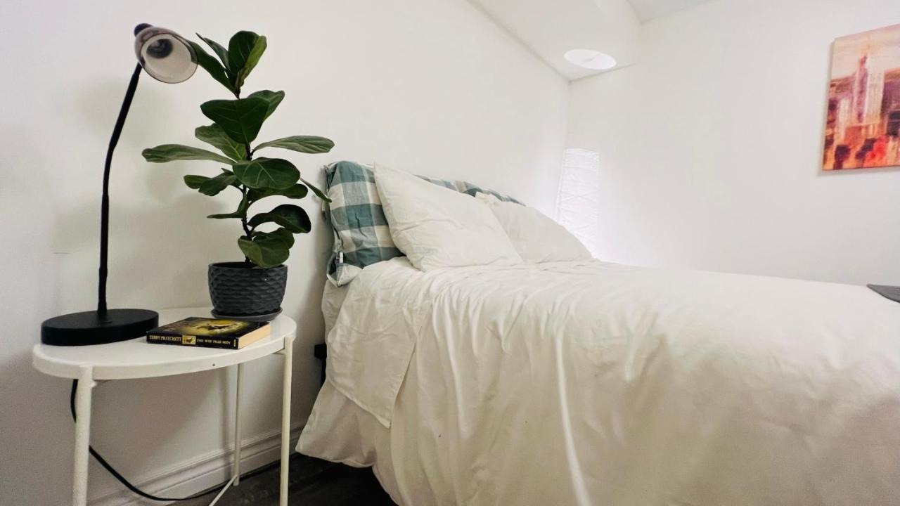 Toronto Bed & Breakfast - Free Parking Esterno foto
