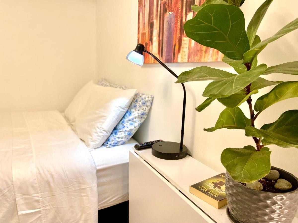 Toronto Bed & Breakfast - Free Parking Esterno foto
